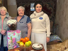 Оксана Букина поздравила жительницу микрорайона Депо с днем рождения