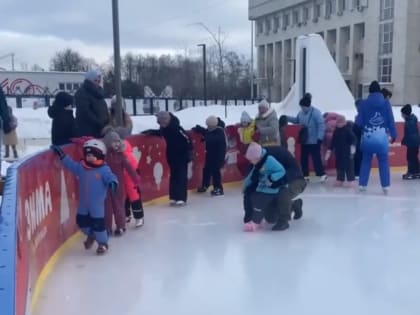 В Люберцах на катке тренеры спортшколы провели мастер-класс для детей с ОВЗ