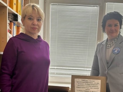 Оксана Букина встретилась с педагогом школы №4 которая передала партию окопных свечей