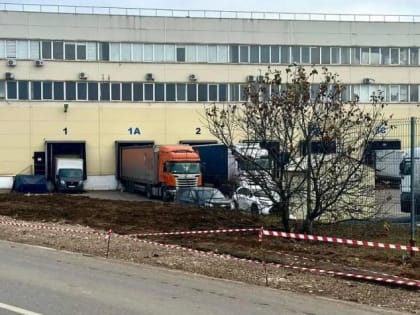Новый остановочный павильон и барьерное ограждение на Рябиновой улице