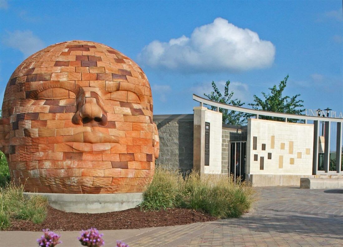 Groundwater Colossus, Union Plaza