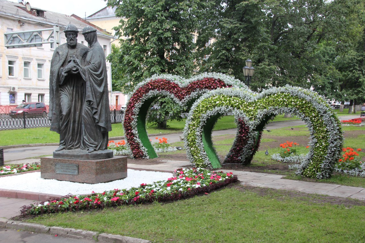 Композиция аллея. Скульптура Петра и Февронии в Ярославле на Первомайском бульваре. Первомайский бульвар Ярославль памятник. Памятник памятник Петру и Февронии в Ярославле.