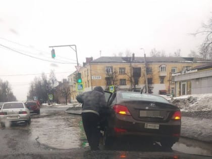 В Ярославле на улице Добрынина иномарка «села на мель»