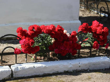 Ярославские школьники возложили цветы к памятнику Юрия Гагарина