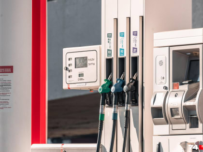 «Цена должна была просто дико упасть». Экономисты — о том, почему бензин начал дешеветь