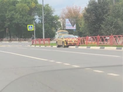 В Ярославле автомобиль снес металлический забор