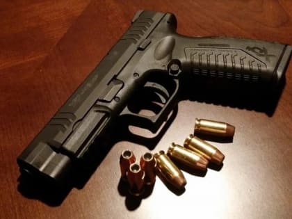 В Ярославской области женщина с пневматическим пистолетом угрожала продавцу