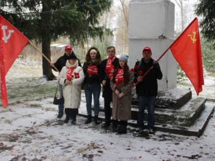 Красные гвоздики к памятнику В. И. Ленина в Дзержинском районе