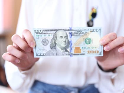 «Подорожает не только импорт»: как доллар по 100 рублей отразится на жизни россиян