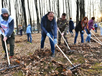 Артём Молчанов принял участие в субботнике в парке на Даманском острове
