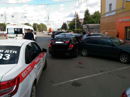 В центре Ярославля автомобиль «БМВ» протаранил припаркованные машины: видео