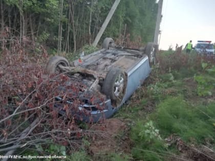 В Рыбинском районе автомобиль опрокинулся в кювет