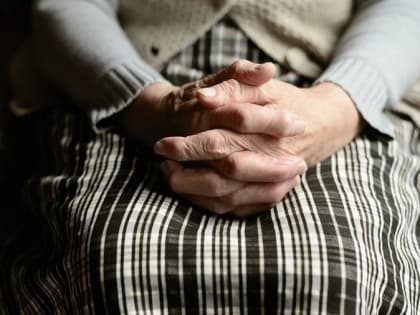 42-летняя ярославна похитила деньги пенсионерки из купюроприемника банкомата