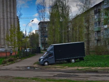 Ярославцы поругались из-за автоматической системы фиксации парковки на газонах