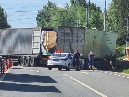 Въезд в Переславль заблокировали столкнувшиеся фуры