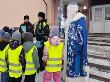 Дед Мороз-полицейский поздравил детей в Рыбинске и Мышкинском районе