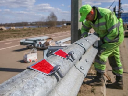 На опасном повороте Волжской набережной установили ограждение