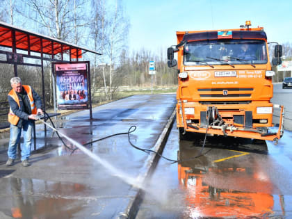 В Ярославле ведётся уборка улично-дорожной сети от пыли и грязи