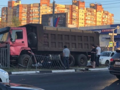 Крупная авария на Московском проспекте: грузовик снес ограждение