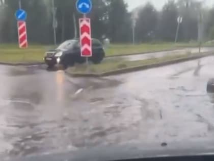 Дорога в Рыбинске затоплена из-за дождя