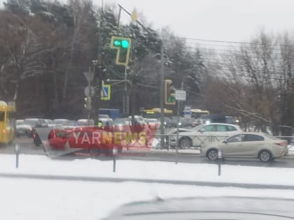 В Ярославле машина врезалась в столб, двигаясь по тротуару