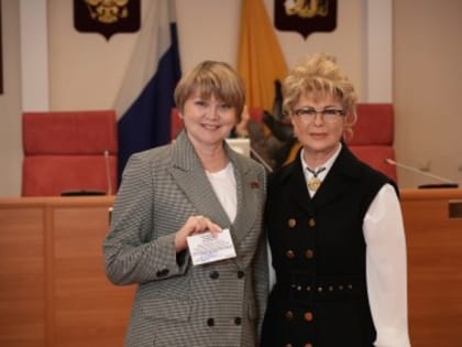 Коммунисты Елена Кузнецова и Валерий Байло получили удостоверения депутатов Ярославской областной Думы