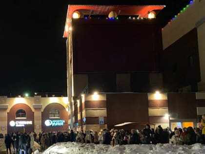 «Мужчина выбивал дверь»: в Ярославле посетители торгового центра устроили давку во время пожарной тревоги