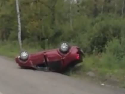 В Ярославле на Ленинградском проспекте перевернулась легковушка