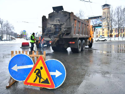 На проспекте Октября в центре Ярославля провели ямочный ремонт