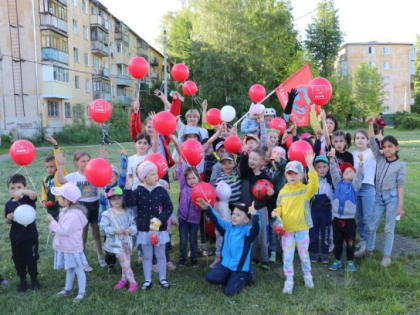 Коммунисты Ленинского райкома КПРФ провели детский праздник