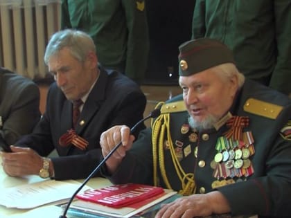 Ярославским студентам вручили копию знамени победы в Великой Отечественной войне