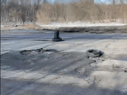 В Ярославле на центральных дорогах появились покрышки в ямах