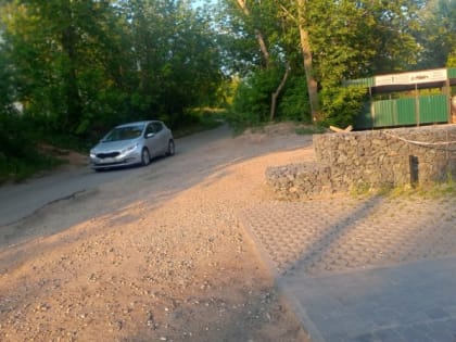 Жители с Институтской улицы жалуются на дорогу без тротуаров