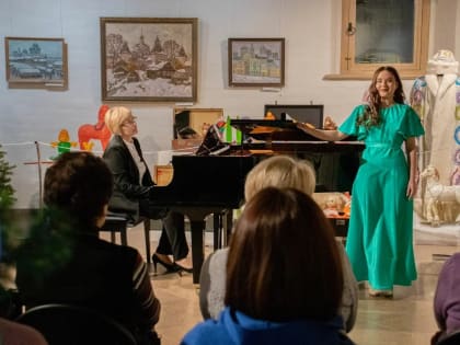 В Конюшенном дворе Ростовского кремля прошел праздничный концерт