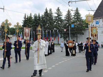 В ДЕНЬ ГОРОДА ЯРОСЛАВЛЯ У ПАМЯТНИКА БЛАГОВЕРНОМУ КНЯЗЮ ЯРОСЛАВУ МУДРОМУ ОТСЛУЖЕН МОЛЕБЕН