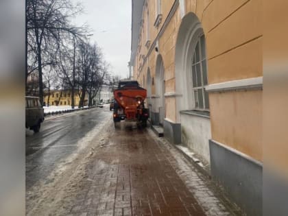 В Ярославле борются с последствиями ледяного дождя