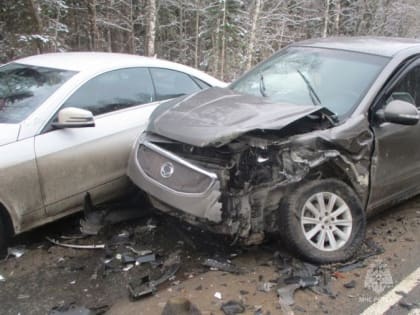 Медики на месте оказали помощь: в Ярославской области столкнулись три автомобиля