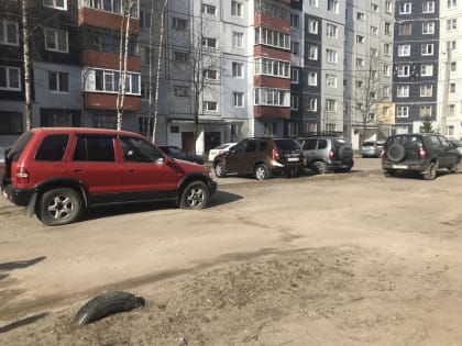 В Ярославле проходят рейды по припаркованным автомобилям в неотведенных для этого местах