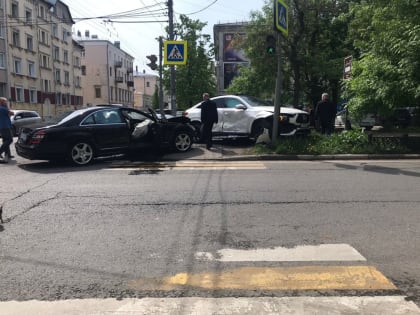 В центре Ярославля столкнулись два «Мерседеса»