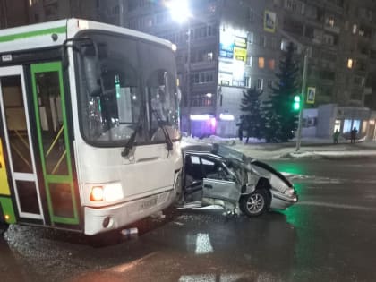 В Ярославле автобус смял легковушку