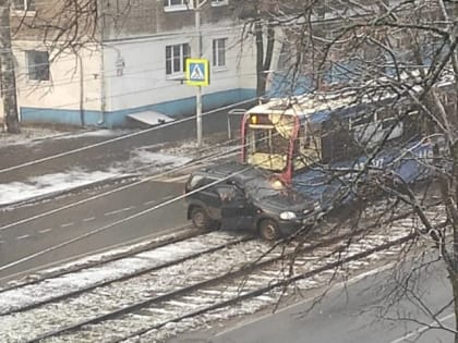 На Пятерке в Ярославле переезжавший пути внедорожник столкнулся с трамваем