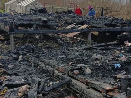 «Выскочили в чем были»: семья с тремя детьми из Ярославской области в одночасье потеряла все нажитое