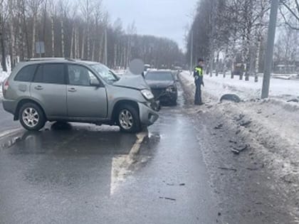 Врезался в столб и вылетел на встречку: в ДТП в Ярославле пострадали двое взрослых и ребенок