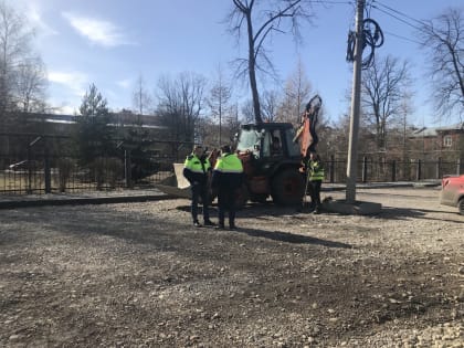 В Ярославле ремонтируют подъездные пути к социально значимым объектам