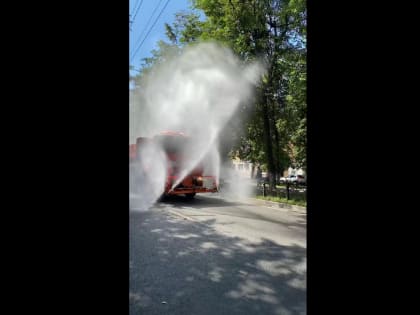 Для борьбы с жарой в Ярославле запустили водное орошение улиц