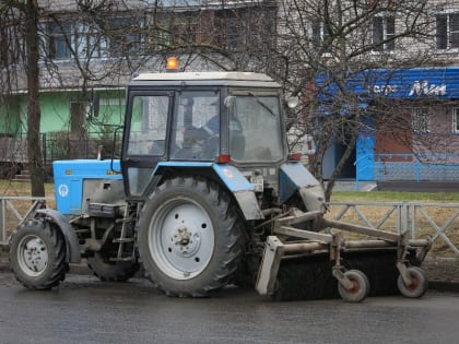 В Рыбинске с дорог убирают скопившийся за зиму песок