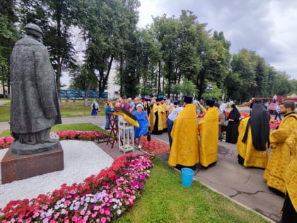 В ЯРОСЛАВЛЕ ПОМОЛИЛИСЬ БЛАГОВЕРНЫМ КНЯЗЬЯМ ПЕТРУ И ФЕВРОНИИ