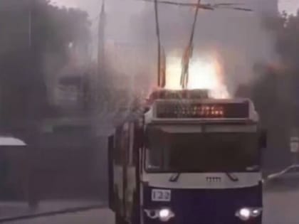 В Ярославле молния ударила в троллейбус