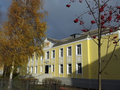 В школе Рыбинска в одном из кабинетов штукатурка с потолка обрушилась на учительский стол