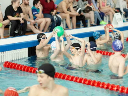 В ФОК «Олимп» состоялся спортивный семейный праздник по плаванию «Зов Олимпа», посвященный Дню защитника Отечества